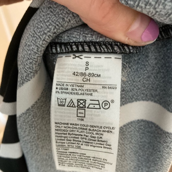 cute black and white blouse from banana republic, size small, great condition - Picture 4 of 4